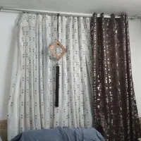 پرده پزیرایی حریر سفید وسال قهوایوسرویس مبلمان