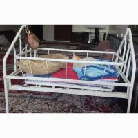گهواره کودک و دو عدد لباس دخترانه