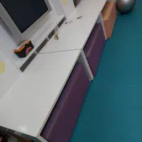 میز چوبی به همراه صندلی مخصوص