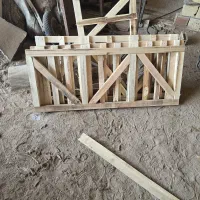 نیرو کار کار برا کارگاه پالت سازی.