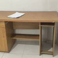 میز مطالعه و کامپیوتر