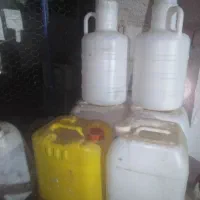 تعدادی گالن و دبه پلاستیکی|ظروف نگهدارنده، پلاستیکی، یک‌بارمصرف|گنبد کاووس, |دیوار