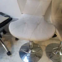 پارتیشن و دو عدد صندلی اداری در حد نو