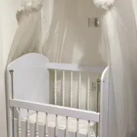 تخت بچه همراه تشک و تور بالای تخت