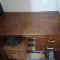 میز چوبی و شیشه ای جلو مبلی