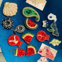 سنجاق سینه های جواهر دوزی شده