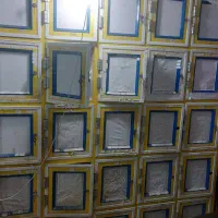 تعدادی قفسه ویترین و نئوپان خام بفروش می رسد