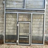 پنجره آلمینیومی و دو درب چوبی فرانسوی