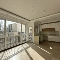 ۷۵ متر  / دور تا دور پنجره‌های قدی از سقف تا کف