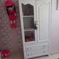 کمد لباس به همراه یک پاتختی