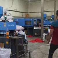 کارگر اقا یا خانوم کارگاه تزریق پلاستیک شیفت شب