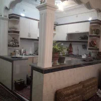 ساختمان ویلایی دوطبقه ورود به ساختمان بر مهدیه