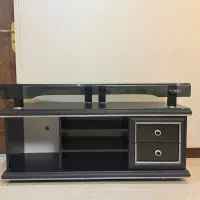 میز تلویزیون شیشه ای چرخ دار