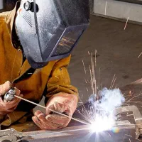 استخدام در درب و پنجره سازی نمین