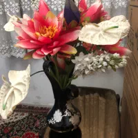 گلدان به همراه گل