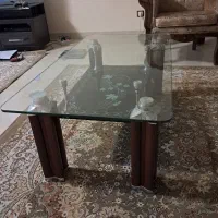 یک میز جلو مبلی با سه تا عسلی