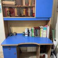 میز تحریر و کامپیوتر و کتابخانه