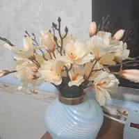 ۲شاخه گل با گلدان