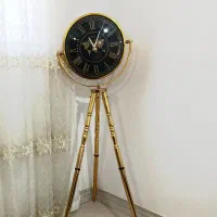 ساعت ایستاده پایه طلایی