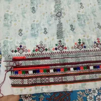 لباس فروشیه نیمه کاره پشتش درحال