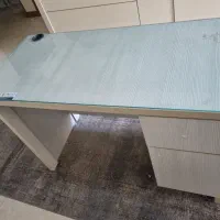 میز تحریر چوبی.