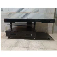 میز تلویزیون  مشکی شیشه‌ای تمیز