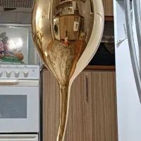 گلدان با چند شاخه گل رز