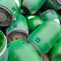 بشکه 220 لیتری  پلاستیکی درب دارم کامل