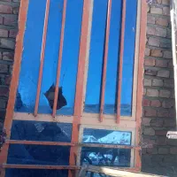 سلام یک پنجره شیشه هم داره در هم داره