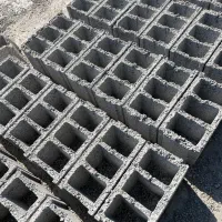 کارگر ساده در کارگاه بلوک زنی