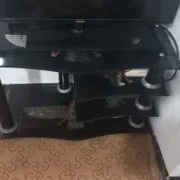 در چوبی و میز تلویزیون شیشه ای