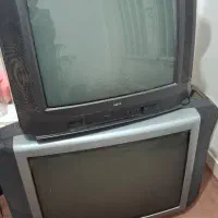 دو عدد تلویزیون قدیمی