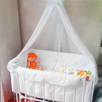 گهواره و تخت کنار مادر