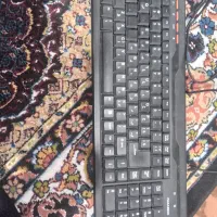 مانیتور کامپیوتر و کیبورد