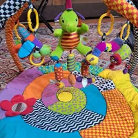 تشک بازی بچه با کلی آویز عروسکی