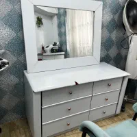 آینه به همراه میز