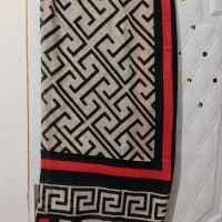 تعدادی شال و روسری|لباس|میانه, |دیوار