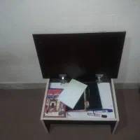 میز تحریر نشسته