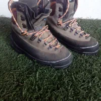 کفش کوهستانی|کیف، کفش، کمربند|گنبد کاووس, |دیوار