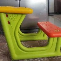 یک عدد میز صندلی سر هم مناسب برای کودکان