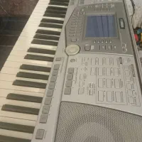 نوازند کیبورد.