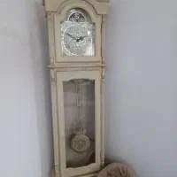 ساعت ایستاده کنار سالنی