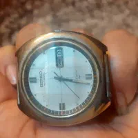 دو عدد ساعت قدیمی