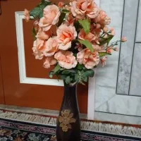 گلدان سفالی با گل مصنوعی