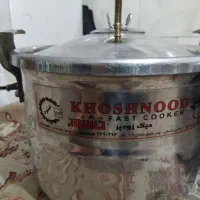 یک عدد زود پز ۸ لیتری با دوتا پنکه سقفی