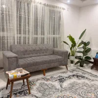 مبل مدل چستر درحد نو با کفی سالم و میز وسط