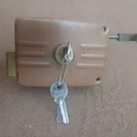 قفل درب حیاط در حد نو