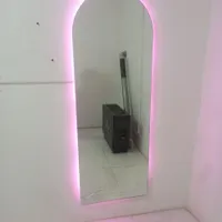 تعدادی آینه نئون دار