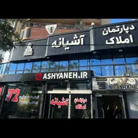 به یک فیلم بردار با گوشی و ادیتور با گوشی