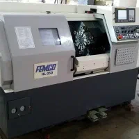 اپراتور مسلط به دستگاه تراش cnc